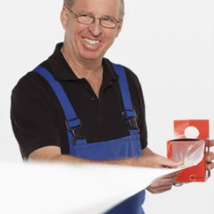 Mitarbeiter hält sanstrap® Dehnband als Musterprobe in der Hand