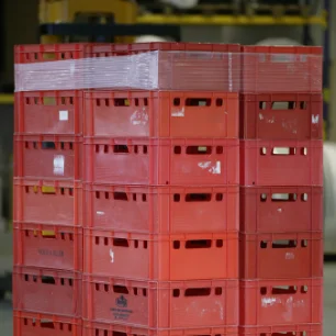 Kartons auf Palette mit rotem sanstrap® Dehnband gesichert