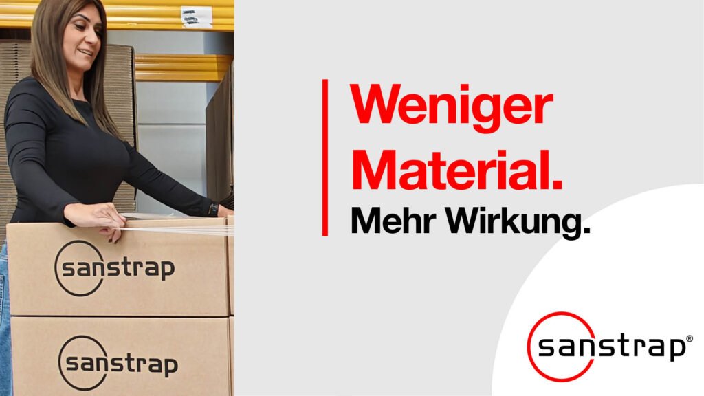Frau mit Kartons im Lagerbereich – daneben Claim „Weniger Material. Mehr Wirkung.“ von sanstrap®