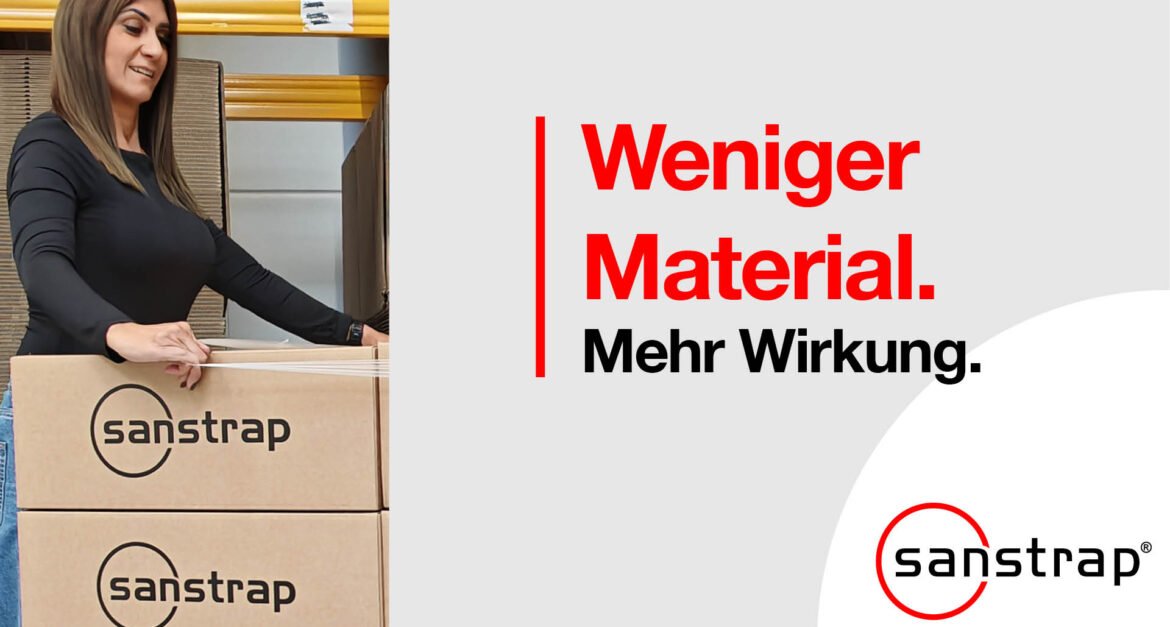 Frau mit Kartons im Lagerbereich – daneben Claim „Weniger Material. Mehr Wirkung.“ von sanstrap®
