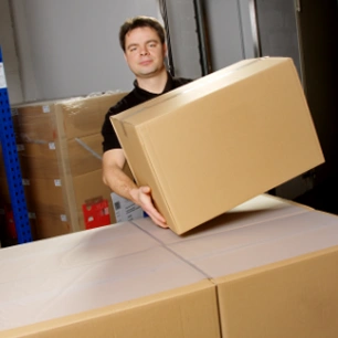 Mitarbeiter mit Muster der sangrip® Antirutschfolie zur Vorführung