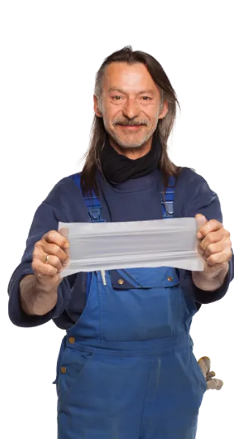 andwerker demonstriert elastisches sanstrap® Dehnband zur Ladungssicherung