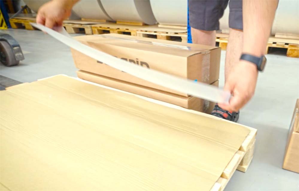 Unterschiedliche sangrip® Antirutschfolien Varianten nebeneinandergelegt – für Lager & Transport