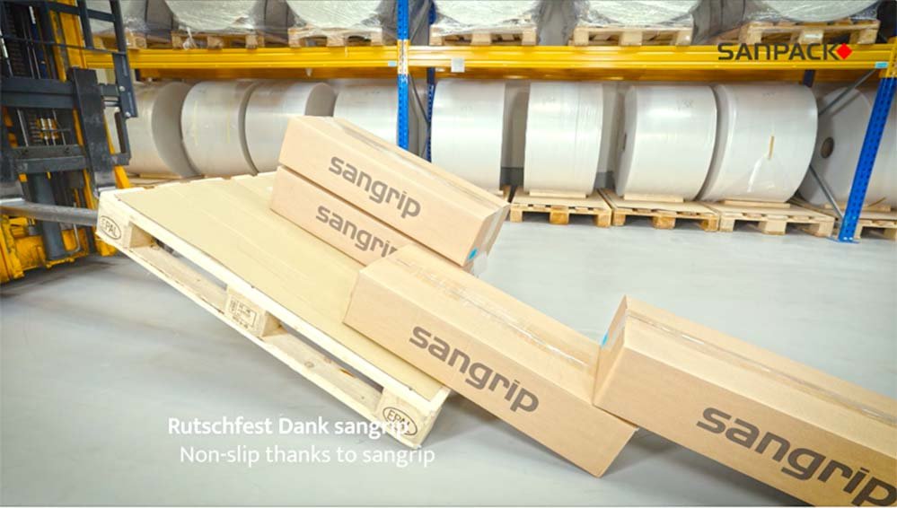 Kartonagen auf geneigter Palette gesichert mit sangrip® Antirutschfolie – kein Verrutschen im Lager