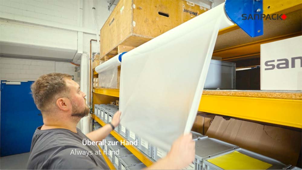 Mitarbeiter fixiert Packgut mit sangrip® Antirutschfolie – zeitsparend und ohne Stretchfolie.