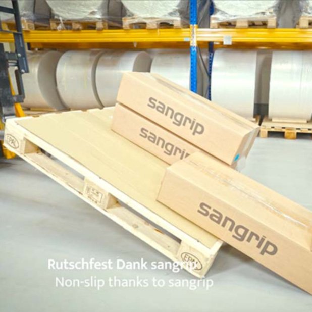 Kartonware bleibt dank sangrip Antirutschfolie auf schräger Palette rutschfest