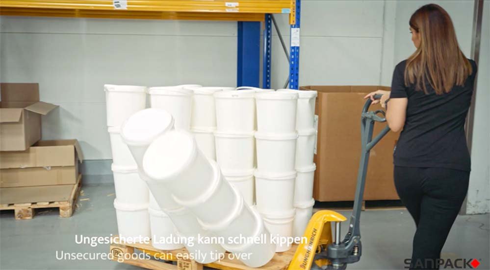 Umgestürzte weiße Eimer auf einer Palette ohne sichtbare Sicherung