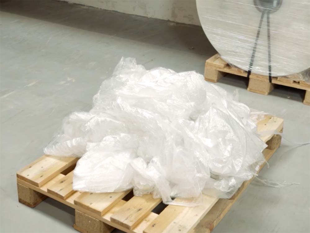 Ein Berg aus Folienabfall auf einer Palette – sanstrap® Dehnbänder sind sortenrein mitentsorgbar
