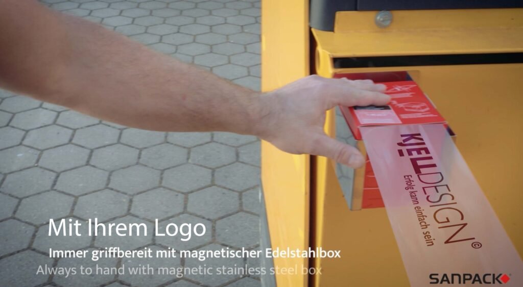 sanstrap Dehnband mit individuellem Logodruck an Fahrzeugverkleidung angebracht