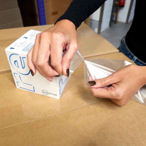 Sanstrap® Dehnband wird an der perforierten Trennstelle von der Rolle abgezogen.