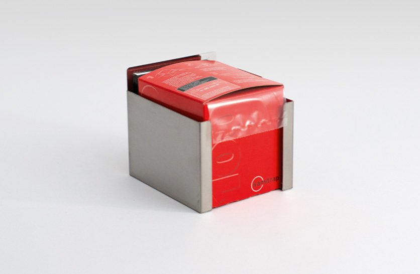 Sanstrap® Metallbox-Zubehör aus Edelstahl – magnetisch fixierbar an Regalen, Containern oder Hubwagen.