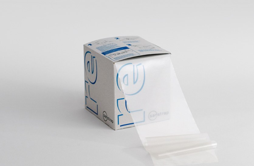 Sanstrap® re Dehnband-Box mit transparentem Dehnband aus recyceltem Kunststoff zur Palettensicherung.