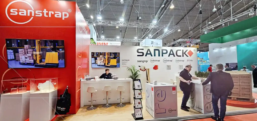 SANPACK Messestand auf der LogiMAT 2025 mit sanstrap® Produktpräsentation und Beratungstheke