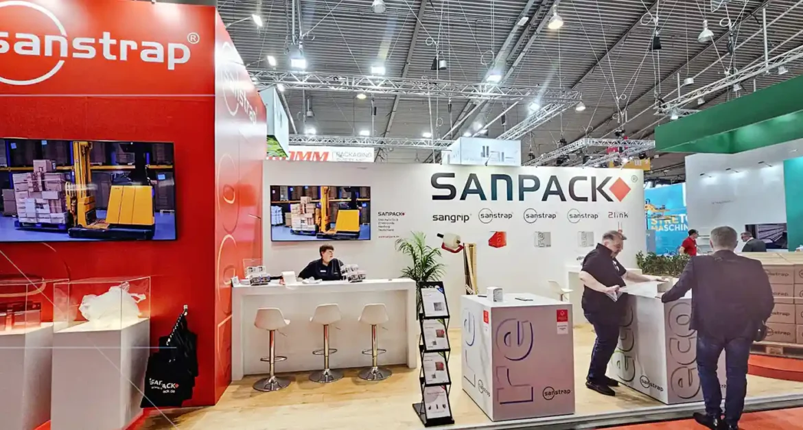 SANPACK Messestand auf der LogiMAT 2025 mit sanstrap® Produktpräsentation und Beratungstheke